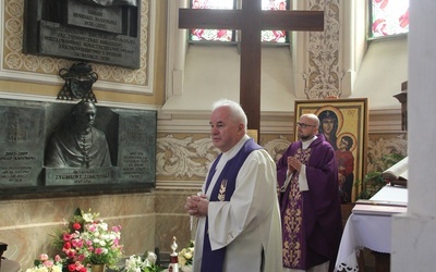 Eucharystia, której przewodniczył ks. Dominik Dryja, sprawowana była w kaplicy MB Częstochowskiej w radomskiej katedrze. Z lewej ks. prał. R. Piasecki.