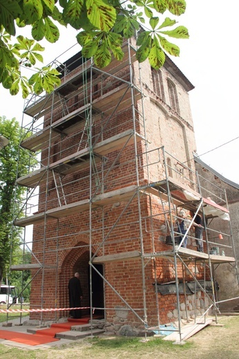 Oczyszczanie wieży kościoła w  Lipiu