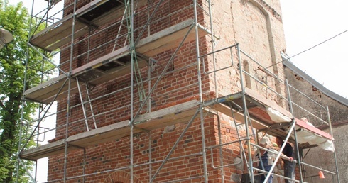 Oczyszczanie wieży kościoła w  Lipiu