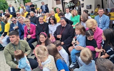 Agata Kornhasuser-Duda z prawej, z dziećmi na kolanach. Nieco z lewej s. Michaela Rak.