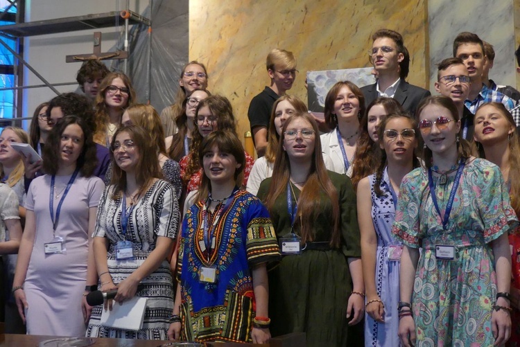 Młodzi podczas prezentacji swoich wakacyjnych wspólnot w kościele NSPJ w Belsku-Białej.