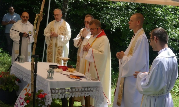 Księża sprawujący Mszę św. na szczycie Błatniej w ramach 11. Ewangelizacji w Beskidach.