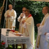 Księża sprawujący Mszę św. na szczycie Błatniej w ramach 11. Ewangelizacji w Beskidach.