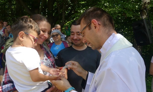 Podczas namaszczenia rychwałdzkim olejkiem radości.