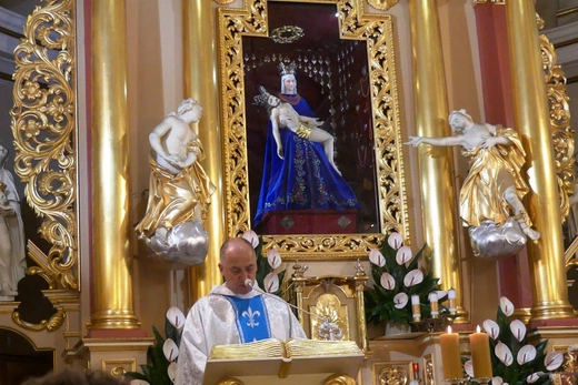 Neoprezbiterzy na czuwaniu w bazylice Nawiedzenia NMP w Hałcnowie