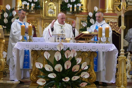 Neoprezbiterzy na czuwaniu w bazylice Nawiedzenia NMP w Hałcnowie