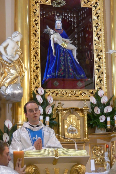 Neoprezbiterzy na czuwaniu w bazylice Nawiedzenia NMP w Hałcnowie