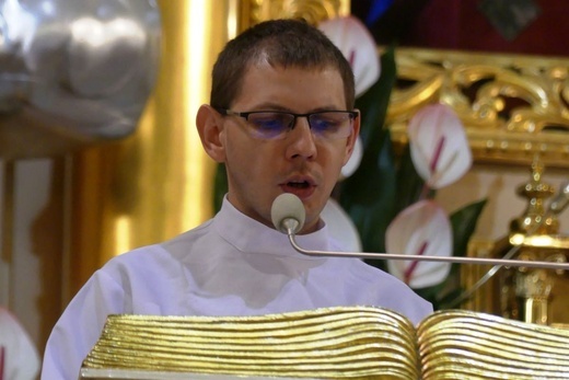 Neoprezbiterzy na czuwaniu w bazylice Nawiedzenia NMP w Hałcnowie