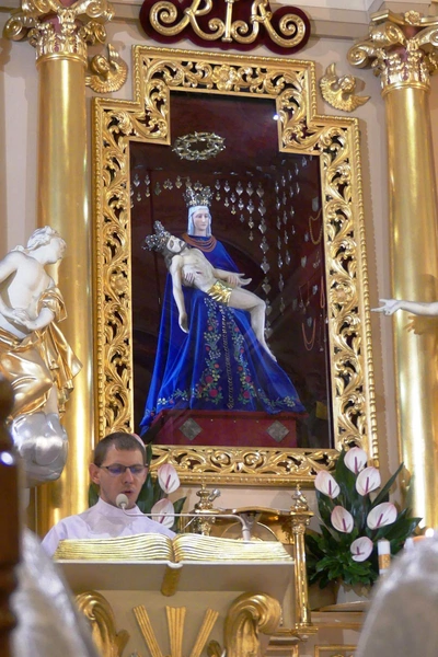 Neoprezbiterzy na czuwaniu w bazylice Nawiedzenia NMP w Hałcnowie