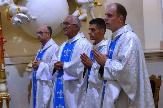 Neoprezbiterzy na czuwaniu w bazylice Nawiedzenia NMP w Hałcnowie