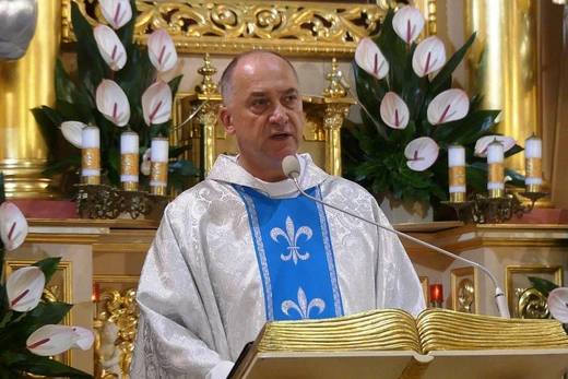 Neoprezbiterzy na czuwaniu w bazylice Nawiedzenia NMP w Hałcnowie