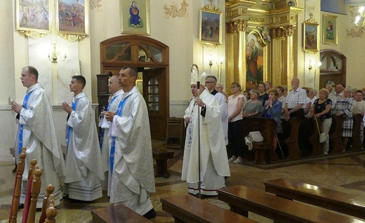 Neoprezbiterzy na czuwaniu w bazylice Nawiedzenia NMP w Hałcnowie