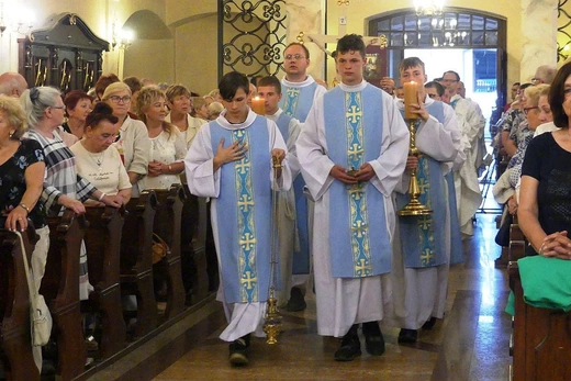 Neoprezbiterzy na czuwaniu w bazylice Nawiedzenia NMP w Hałcnowie