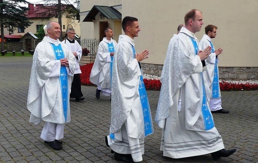 Neoprezbiterzy na czuwaniu w bazylice Nawiedzenia NMP w Hałcnowie