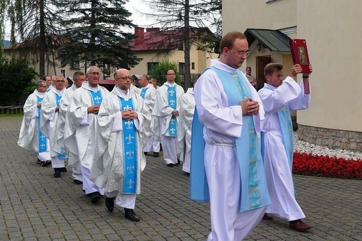 Neoprezbiterzy na czuwaniu w bazylice Nawiedzenia NMP w Hałcnowie