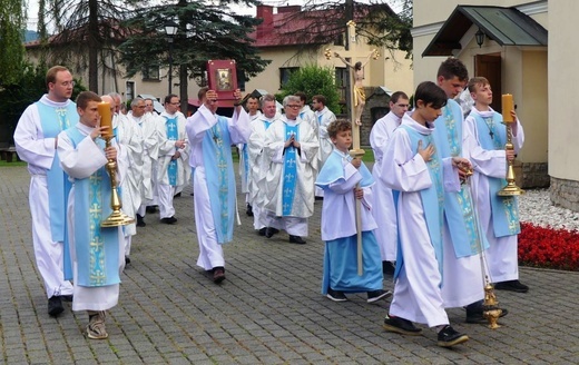 Neoprezbiterzy na czuwaniu w bazylice Nawiedzenia NMP w Hałcnowie