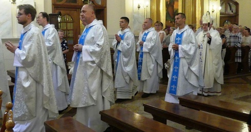 Słudzy radości - neoprezbiterzy u stóp Piety Hałcnowskiej