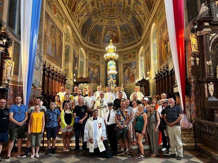 Uczestnicy pielgrzymki w katedrze płockiej uczcili relikwie św. Barbary.