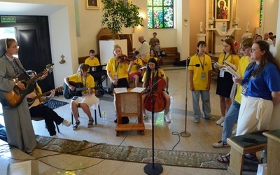 Oprawa muzyczna podczas Mszy św. w parafii pw. św. Brata Alberta.