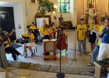 Oprawa muzyczna podczas Mszy św. w parafii pw. św. Brata Alberta.