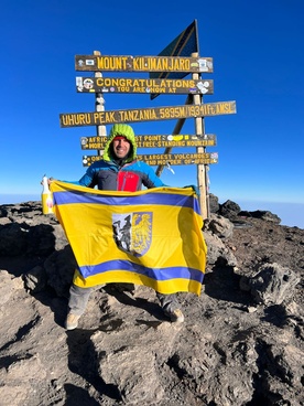 Krzysztof Drabik zdobył Kilimandżaro, żonglując butelkami