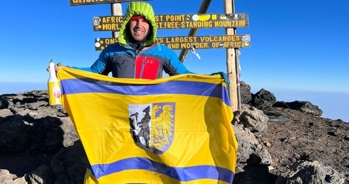 Krzysztof Drabik zdobył Kilimandżaro, żonglując butelkami
