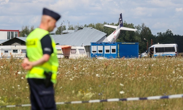 Wypadek lotniczy w Chrcynnie. Na miejsce dotarło ok. 10 karetek pogotowia oraz 4 helikoptery