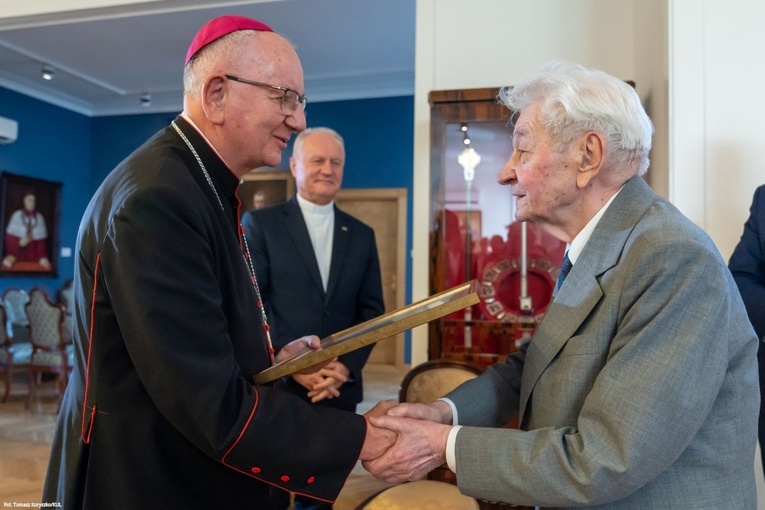 Prof. Stefan Sawicki z medalem św. Grzegorza