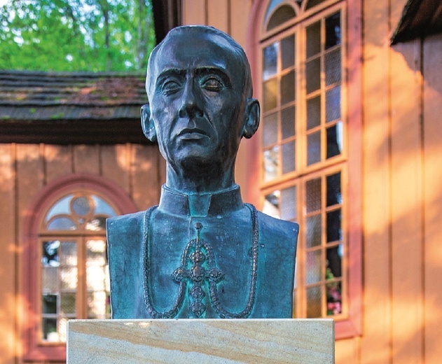 Popiersie abp. Antoniego Baraniaka przed kaplicą pw. Przemienienia Pańskiego w Krynicy Zdroju.