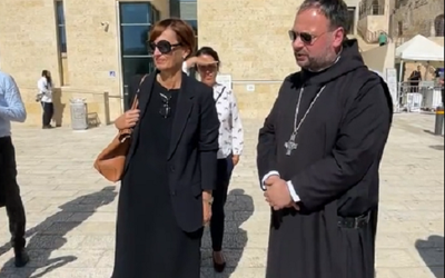 Katolicki duchowny zaprotestował, gdy żydowski personel poprosił go o zasłonięcie swojego krzyża przy Ścianie Płaczu