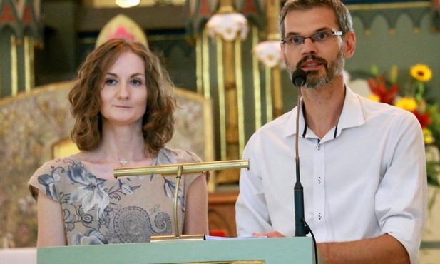 Wiola i Łukasz swoim świadectwem podzielili się w Wąwolnicy podczas spotkania rodzin.