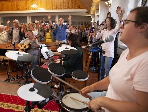 Tydzień Uwielbienia w Dźwirzynie 