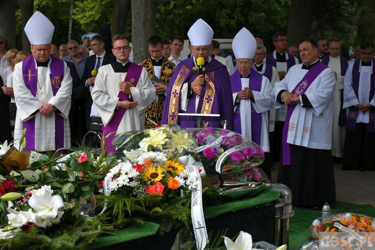 Gorzów Wlkp. Pogrzeb proboszcza oraz kapelana "Solidarności" i KS Stal Gorzów