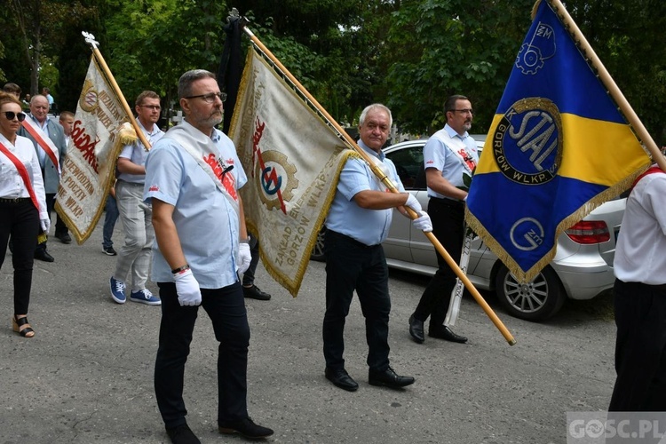 Gorzów Wlkp. Pogrzeb proboszcza oraz kapelana "Solidarności" i KS Stal Gorzów