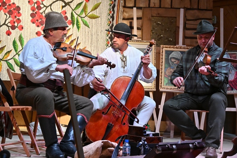 Wystawa tkactwa regionalnego Marii Naglak