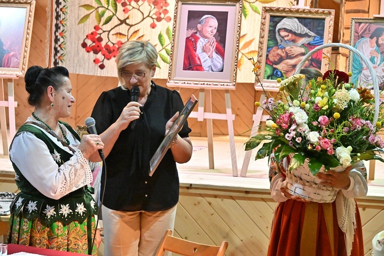 Wystawa tkactwa regionalnego Marii Naglak