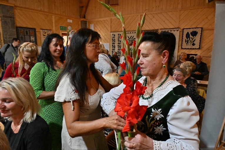 Wystawa tkactwa regionalnego Marii Naglak