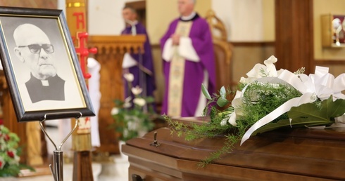Ks. kanonik Jerzy Jęczmionka po raz ostatni w parafialnej świątyni, w której Msze św. sprawował przez 45 lat swej kapłańskiej posługi. 