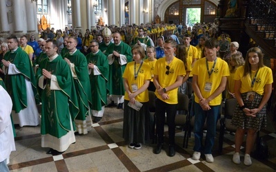 W radomskiej katedrze pojawili się młodzi, ubrani w charakterystyczne żółte koszulki z logiem fundacji.