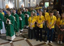 W radomskiej katedrze pojawili się młodzi, ubrani w charakterystyczne żółte koszulki z logiem fundacji.