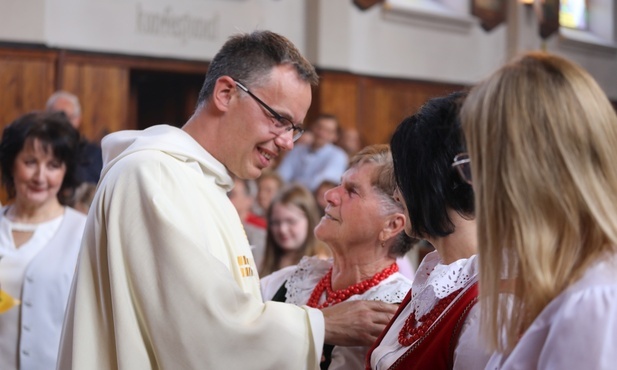 O. Krzysztof Ruszel serdecznym uśmiechem żegnał parafialną rodzinę z Korbielowa.
