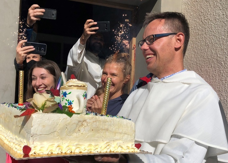 Otwarta w 2020 r. Cafe Siena to jedno z licznych dzieł o. Krzysztofa w Kobrbielowie.