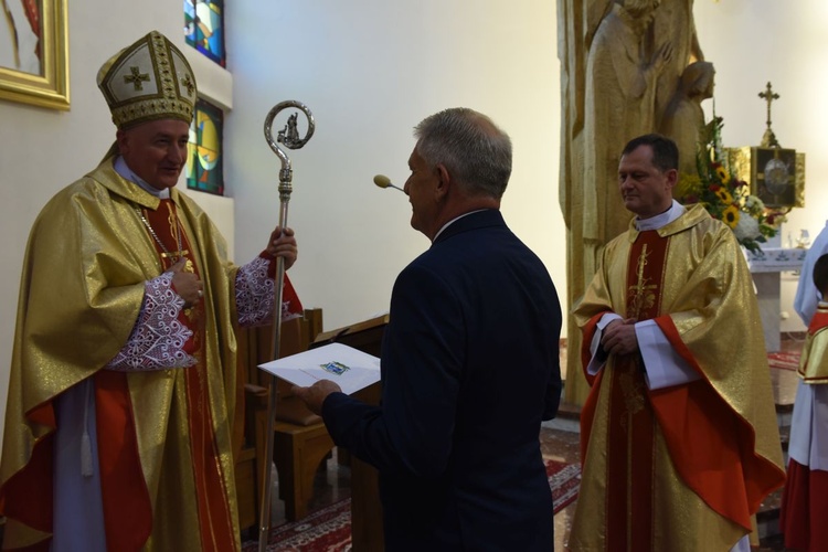 Bp Andrzej Jeż przekazuje watykański dekret wójtowi gminy Krościenko. 