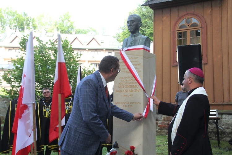 Krynica-Zdrój. Odsłonięcie pomnika abp. Antoniego Baraniaka