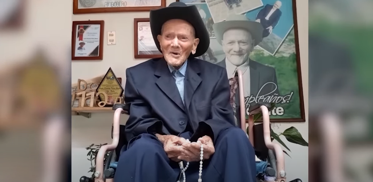 Jest najstarszym żyjącym człowiekiem i przynajmniej dwa razy dziennie odmawia różaniec