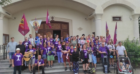 "Do Maryi Panny Piątka goni..."