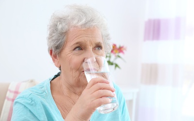 Seniorze, pamiętaj o piciu wody! Cykl Fundacji Biedronki – Dobrze długo żyć