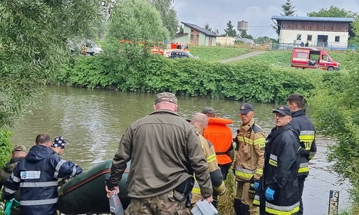 Chałupki. Strażacy stawiają zaporę i wyławiają śnięte ryby spływające Odrą z Czech