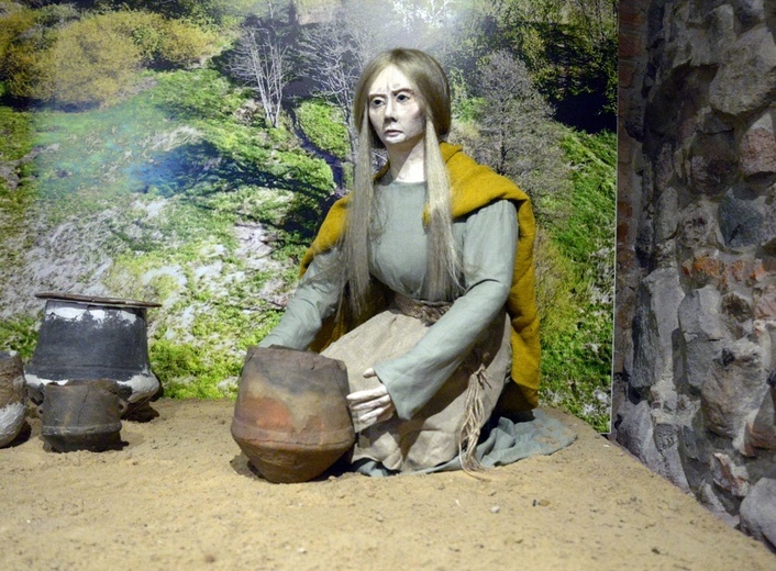 Kobieta po spaleniu zwłok kogoś bliskiego, składa jego prochy do urny, żegna się z nim, wierząc, że on nadal żyje, już w lepszym świecie.