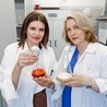 Prof. Anna Matuszewska i prof. Magdalena Jaszek z Katedry Biochemii i Biotechnologii UMCS badają grzyby.
